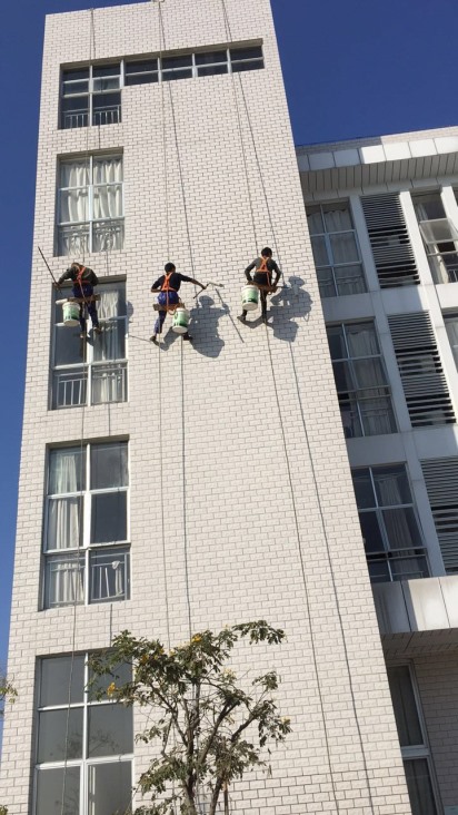 外墻免砸磚天冬聚脲防水膠施工方法